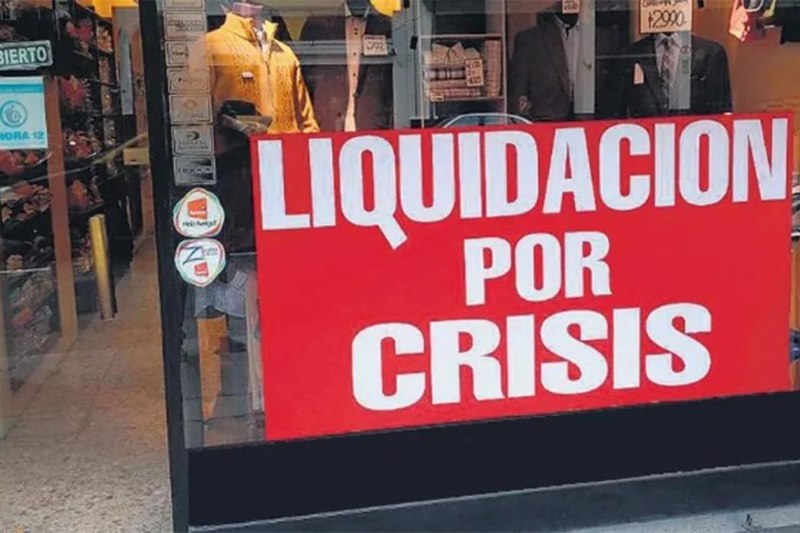 El escenario se repite en otras regiones del país. En Posadas, Misiones, al menos cuatro empresas iniciaron Procedimientos Preventivos de Crisis ante la Secretaría de Trabajo de la Nación, afectando a unos 300 trabajadores, mientras que en Roque Sáenz Peña, Chaco, cerraron supermercados, concesionarias y comercios del rubro industrial debido a la caída de ventas y la alta morosidad. Desde el sector empresarial advierten que el menor poder adquisitivo de la población profundizó un 2025 negativo y condiciona la sostenibilidad de numerosos negocios en el inicio del nuevo año.