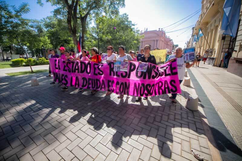 Una multitud se congregó en la plaza Cabral, para comenzar la marcha, luego recorrió las calles de la ciudad, pasando por puntos claves, como el Ministerio de Salud, la Comuna y el Superior Tribunal de Justicia.