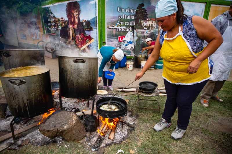 Desde muy temprano los chefs populares preparaban sus propuestas gastronómicas. Los chipacueritos eran los primeros en salir, seguidos por los pastelitos, y a media mañana casi no quedaban.