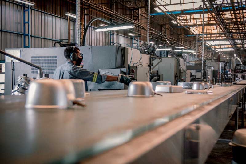 El ingreso de piezas semiterminadas desde China modificó la estructura productiva de la fábrica, que redujo equipos de trabajo y dejó inactivas áreas históricas del proceso industrial. Según el gremio, líneas que operaban con unos treinta trabajadores pasaron a funcionar con dotaciones mínimas, mientras la empresa ajustó horarios y frenó turnos según la rotación comercial de cada modelo. La situación generó preocupación entre los operarios por la magnitud del recorte y los cambios en el funcionamiento diario de la planta.