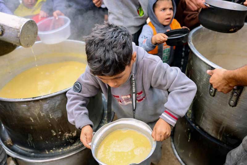 Según el informe, unas 477.000 personas viven en niveles de hambre “catastrófica” y otro millón se encuentra en una situación de emergencia. Esta clasificación implica que al menos una de cada cinco familias no tiene acceso suficiente a comida y que cientos de niños podrían estar en riesgo inmediato de desnutrición severa y muerte.