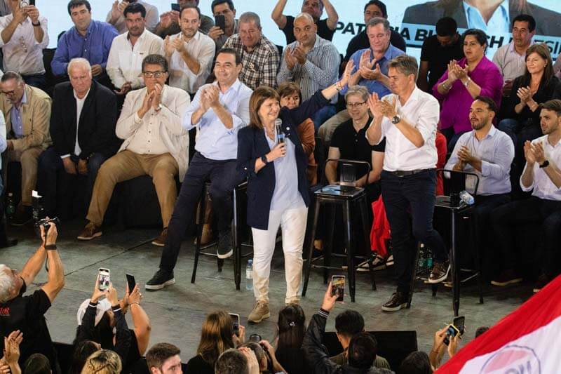 Con respecto a otros temas, esgrimió la solución que permanentemente enarbola, la de desterrar del gobierno al kirchnerismo, fundamentando que este y el peronismo (y probablemente cualquier partido popular) son los causantes de todas las crisis del país, sin mencionar las provocados por la alianza que comanda.