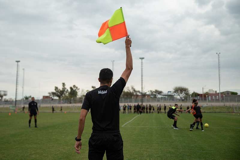 El curso es impulsado por la Comisión Arbitral del Consejo Federal y el Centro Federal de Desarrollo y Capacitación Arbitral, con el acompañamiento de la Federación Correntina de Fútbol, la Unión de Árbitros Deportivos de Argentina y el gobierno provincial. El objetivo es jerarquizar la función arbitral y proyectar nuevos jueces al alto rendimiento con una formación académica integral.