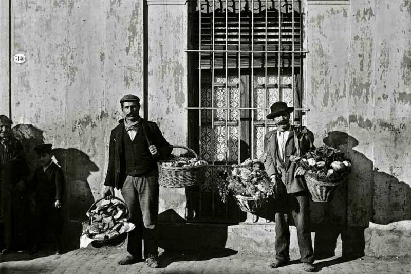 El Centro de Investigación Fotográfico Histórico Argentino (Cifha) llevó adelante un trabajo de conservación y recuperación integral de su producción, que se guardaba en cajas de polipropileno blancas llenas de polvo y tierra, con centenares de placas de vidrio mal envueltas en sobres plásticos transparentes cubiertos de hongos.