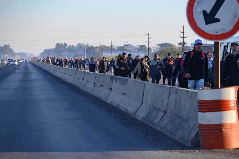 Luchando contra el frío y la neblina, los creyentes caminaban por una senda no habilitada, mientras en derredor los vehículos circulaban mantenidos en control por el personal destinado a la prevención vial.