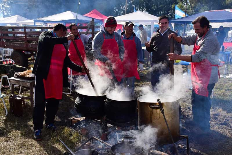 La oferta al paladar se extenderá al asado con cuero, el cordero en varias formas, chipacuerito, torta asada, diferentes tipos de guisos y polentas, como el mbaipy. Este año habrá tres premios para el mejor stand, y 50 “locreros” de diferentes puntos de la provincia competirán por el trofeo al mejor locro de Corrientes, tras la elección del rey y la reina del acontecimiento.