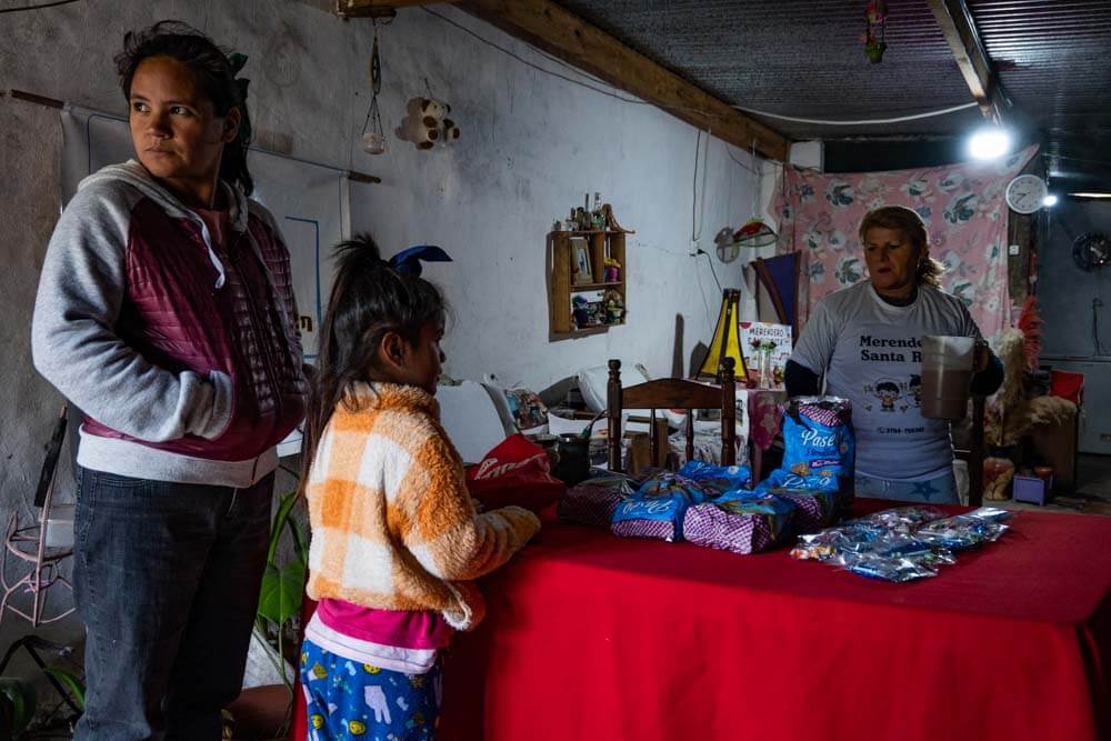 Cada vez que logra conseguir algo los niños se acercan con la esperanza de completar su merienda, conscientes de que quizás esa sea la única comida del día. La incertidumbre de no saber si podrán comer es una realidad que afecta a miles de niños en Argentina, exacerbando la desigualdad y la vulnerabilidad.