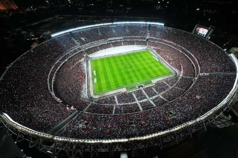 La cancha de River Plate es actualmente la de mayor capacidad no sólo en la Argentina, sino en toda Sudamérica, con un aforo que supera los 84.500 espectadores, garantizando un partido con un gran marco de público y la posibilidad de repartir varios miles de entradas entre los dos equipos que lo disputen.