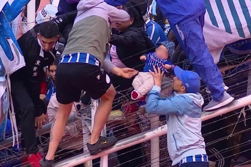 Los agentes tuvieron que emplear lacrimógenos para restablecer el orden, y las corrientes de aire llevaron los gases hacia las gradas, provocando malestar en los hinchas que no participaban en el tumulto.
