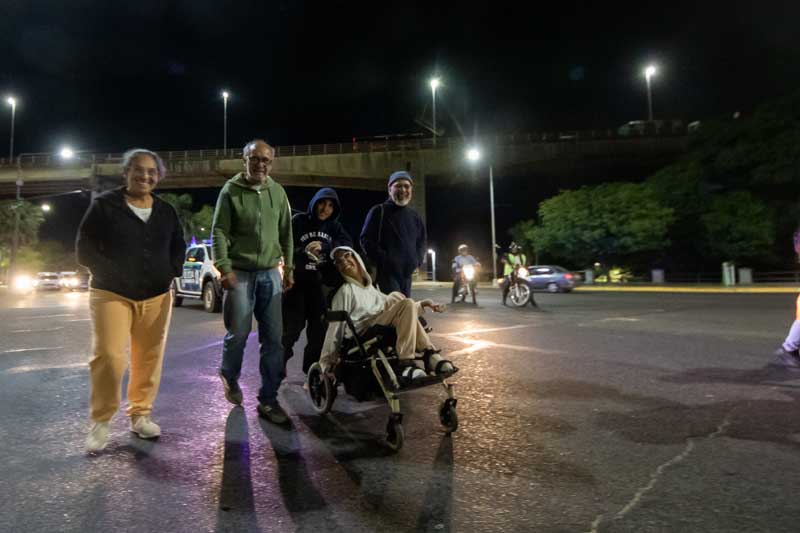 La consigna fue clara: “Queremos dejar de ser invisibles para ser visibles”. Denunciaron que el ajuste del Gobierno nacional impactó de lleno en el área, afectando centros terapéuticos que dependen exclusivamente de obras sociales, cuyos pagos se demoran o directamente no llegan. El reclamo incluyó a la necesidad de medidas urgentes que garanticen el acceso a tratamientos y derechos básicos.