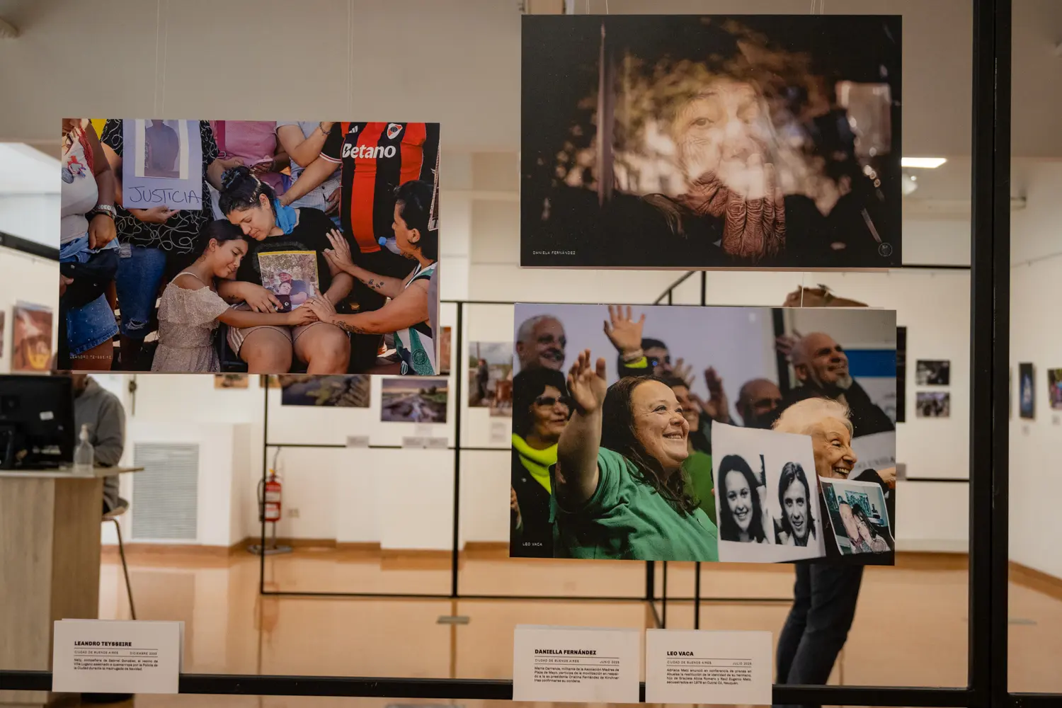 El último día dejó las salas sin visitantes, pero no sin historias. Frente a las paredes quedaron las fotografías, los espacios vacíos y el silencio de una exposición que durante días estuvo habitada por quienes fueron a mirar. Para fotografiar ese momento también hizo falta esperar: porque incluso un lugar vacío puede contar algo sobre las imágenes que permanecen.