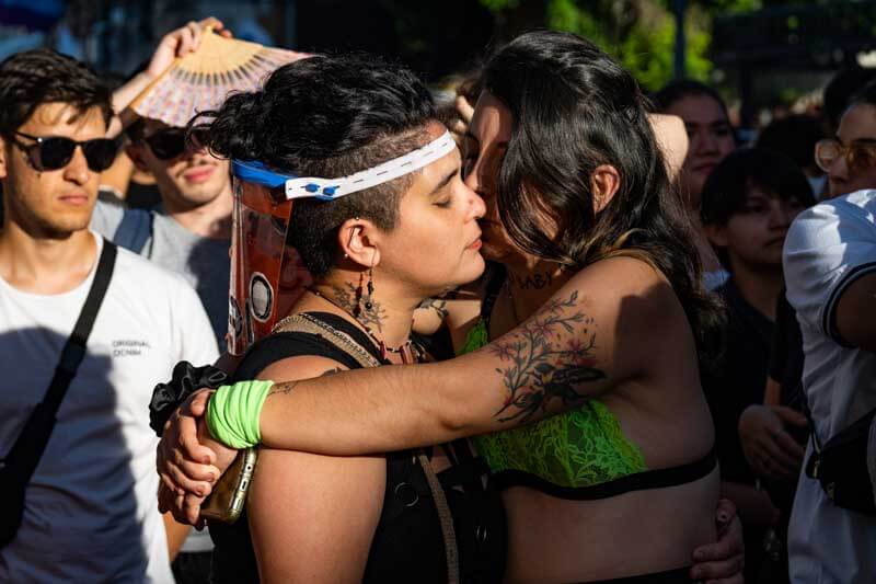 El parque Camba Cuá fue el escenario final de la marcha, donde feriantes y artistas disidentes dieron vida a un cierre cultural lleno de energía. La comunidad se unió para compartir en un espacio de celebración y resistencia, donde la música y el arte reflejaron el orgullo de quienes asistieron.
