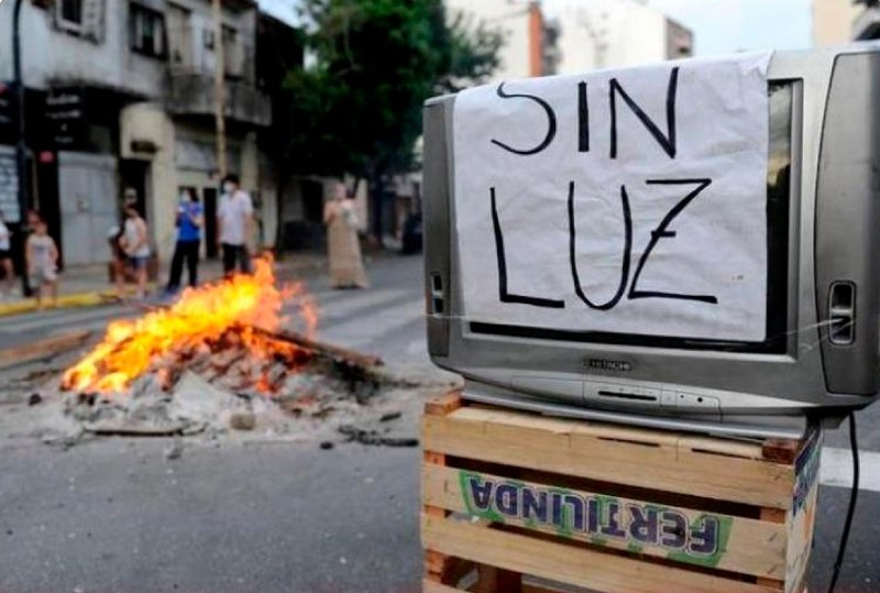 La ola de calor se ve agravada por los apagones generalizados y las bajas de tensión. Esta vez le tocó el turno a Buenos Aires, donde hay más de 56.000 usuarios sin luz, luego del masivo apagón que afectó a más de 500.000 personas el miércoles, tras registrarse un nuevo récord de consumo. Mientras, continúan los cortes de suministros en la CABA y su área de influencia. 