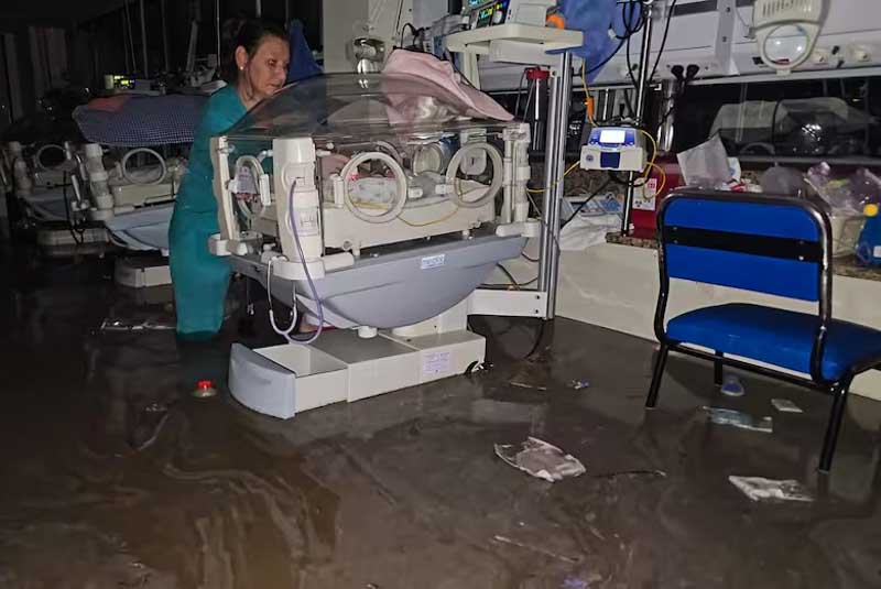 El Servicio Meteorológico Nacional mantiene la alerta roja para Bahía Blanca y otras localidades de la zona, mientras se espera un nuevo frente de tormentas. En el hospital interzonal Dr. José Penna, el sector de neonatología quedó completamente inundado, obligando a evacuar a los recién nacidos. Las imágenes del desastre reflejan la magnitud del fenómeno climático y la incertidumbre de las próximas horas.