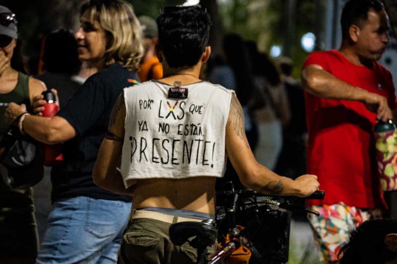 Los manifestantes expresaron que no darán un paso atrás, resaltando la lucha histórica del colectivo LGBTIQ+ por sus derechos.