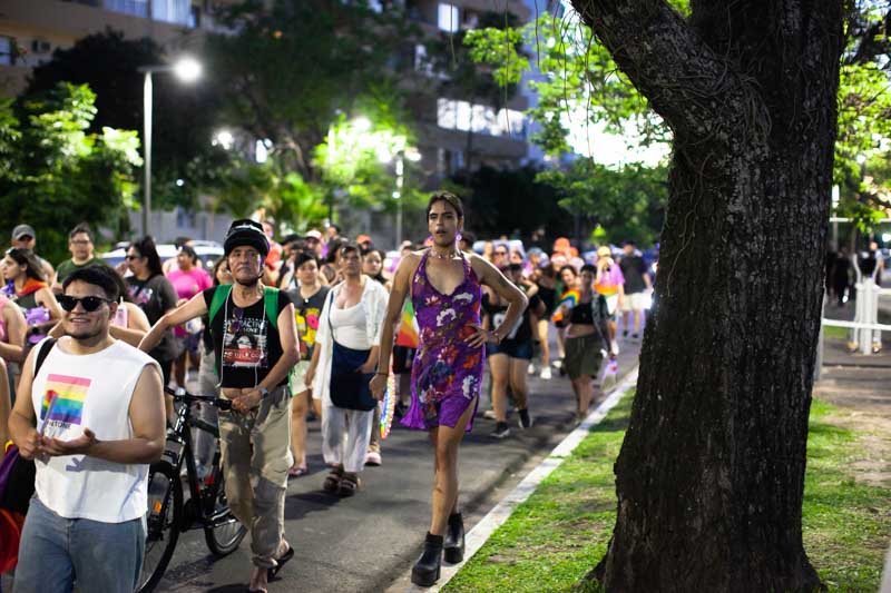 La marcha avanzó de manera organizada por la costanera, al canto de pedidos de inclusión y políticas públicas.
