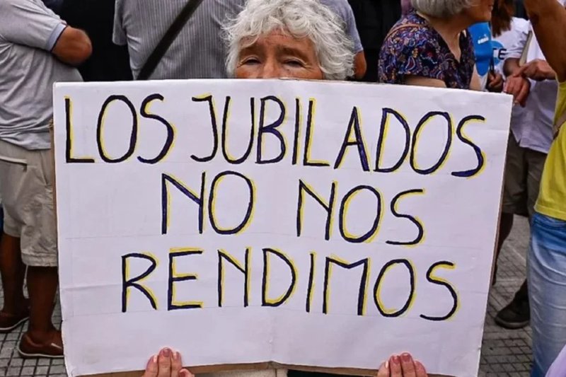 La movilización de la clase pasiva, menos nutrida que de costumbre porque la atención estaba concentrada en Plaza de Mayo, se produjo ante un Senado que aún debe tratar el proyecto de ley que ordena un aumento de los haberes, un bono para quienes cobran la mínima y la extensión de la moratoria por dos años, y que fuera aprobado en Diputados, pero con la amenaza encima del veto presidencial en caso de ser aprobado.