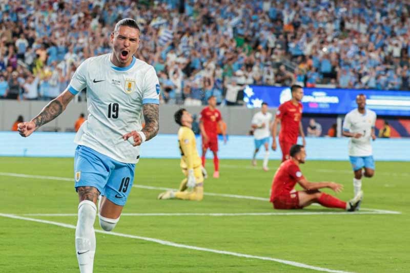 La selección de Bielsa (el técnico mas aclamado y mejor pagado del torneo) no dio respiro y apabulló a la verde con un fútbol de gran nivel desde el primer tiempo, cuando marcó Facundo Pellistri marcó a los ocho minutos, y luego Darwin Núñez a los 21’ estiró la ventaja. En el complemento aumentaron Maximiliano Araújo, a los 32’, Federico Valverde, a los 36’, y Rodrigo Bentancur, a los 44’. 