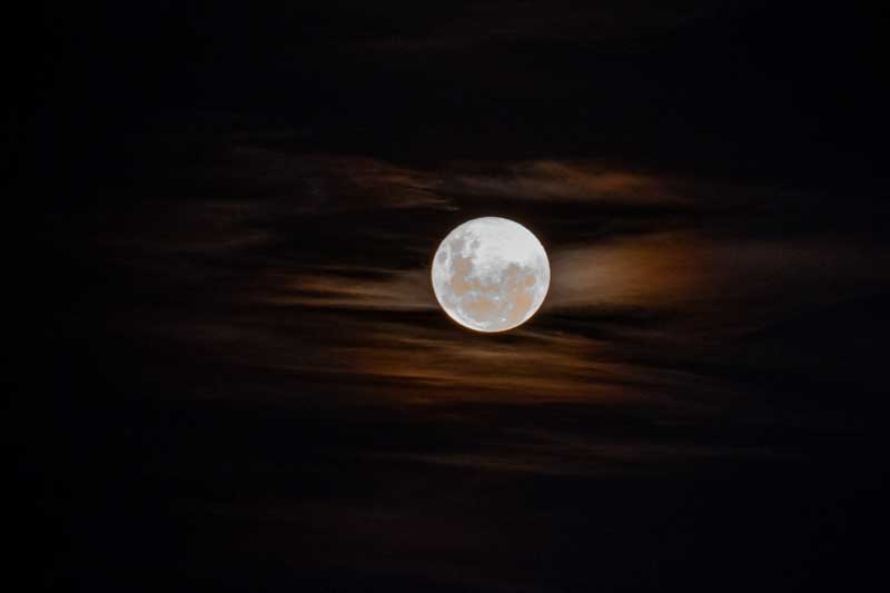 Según la NASA, las superlunas ocurren cuando la luna llena coincide con el perigeo, el punto más cercano a la Tierra. Este fenómeno, que se repite entre tres y cinco veces al año, ofrece una vista excepcional del satélite, convirtiéndose en una oportunidad imperdible para observar su impresionante luminosidad y tamaño, que será un deleite para quienes disfrutan de contemplar el cielo, brindando una experiencia visual que resalta la belleza y el misterio del cosmos.