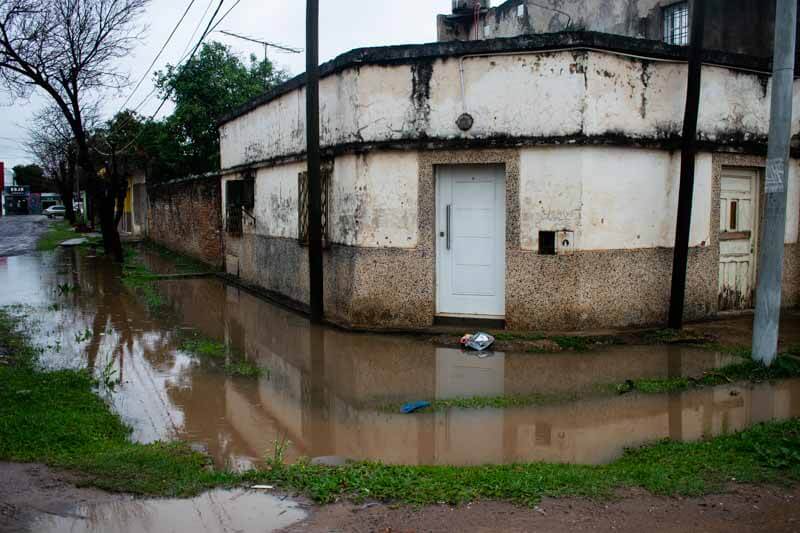 Las intensas lluvias azotaron a gran parte de la provincia de Corrientes durante el fin de semana y continuaron el lunes, y generaron preocupación, especialmente en localidades del norte, como Gobernador Virasoro e Ituzaingó. 