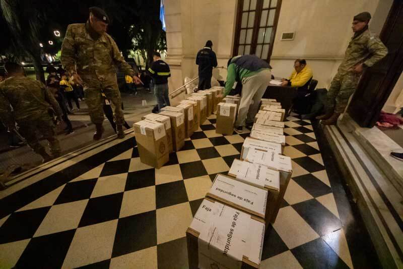 Concluido el repliegue las urnas quedaron bajo la custodia del comando electoral, para que se inicie el escrutinio definitivo el martes 15 de agosto a las 16 horas.