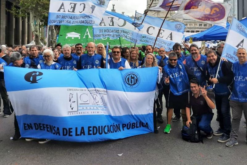 En la jornada de ayer la Asociación Correntina de Docentes Provinciales (ACDP) se sumó a la medida de fuerza nacional, junto con el transporte de cargas, a diferencia del transporte público, el comercio y las entidades bancarias, que operaron con normalidad. Desde la ACDP resaltaron que hubo en promedio un 75 por ciento de acatamiento por estas latitudes y en el resto del país.