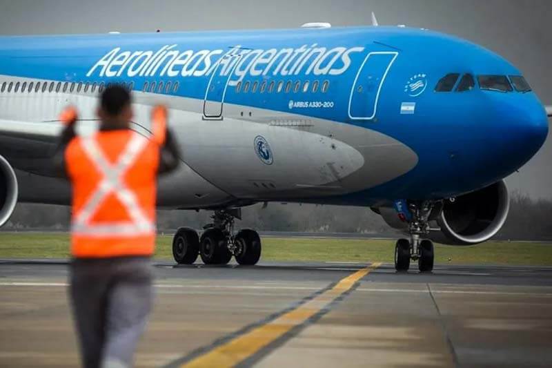 La huelga, de 24 horas, comenzó a la medianoche y fue convocada por las Asociaciones del Personal Aeronáutico (APA), de Pilotos de Líneas Aéreas (APLA), y la Unión del Personal Superior y Profesional de Empresas Aerocomerciales (UPSA), tiene como principal reclamo una recomposición salarial mayor al 12% propuesto por las empresas del sector.