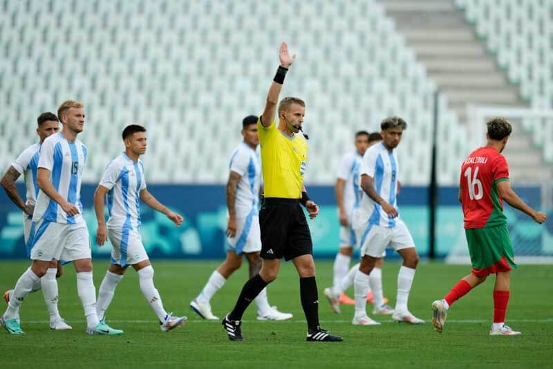 El árbitro anuló el gol de Medina por fuera de juego, lo que desató celebraciones marroquíes. A las 19:06, se decretó el final del partido, dejando a Argentina con la derrota y marcando un episodio bochornoso en los Juegos Olímpicos.