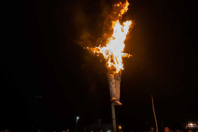 La quema del “judas”, un muñeco relleno de fuegos artificiales, representa una parte culminante de la celebración, este acto simboliza la eliminación de lo negativo y el renacimiento.