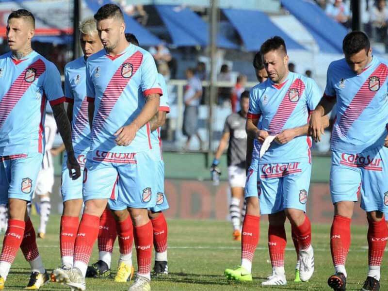 En la tabla anual hay 5 equipos que aún pelean por salvarse, pero uno acompañará a Arsenal en el descenso: Unión tiene 43 unidades y se encuentra en la zona roja. Colón permanece un lugar más arriba con 45, al igual que Gimnasia y Sarmiento. Un poco más de aire tienen Vélez (46), Tigre y Barracas (ambos 47). 