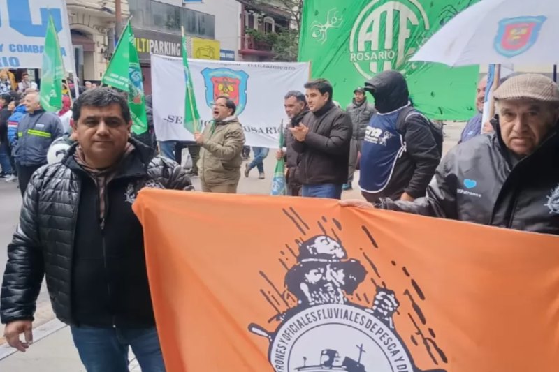 El reclamo hace hincapié en que el decreto deroga la ley de cabotaje y la legislación laboral argentina, pone a los marinos mercantes argentinos bajo legislación extranjera, precariza las condiciones de indemnización (10 días de salario básico), restringe el derecho a huelga (le quita efecto real, ya que el 75% de las operaciones debe seguir funcionando), y establece la categoría de “servicio de importancia trascendental” (para garantizar al menos el 50% de su funcionamiento).