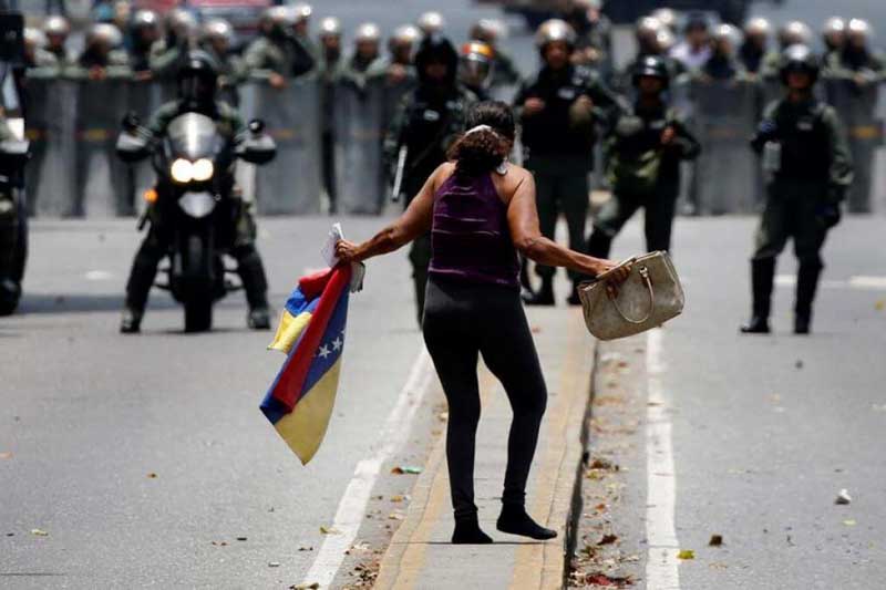 Durante la audiencia, el fiscal José Aguero Iturbe reiteró el pedido de captura internacional contra el presidente venezolano y otros altos funcionarios, como Diosdado Cabello. La audiencia contó con la presencia de figuras políticas argentinas, como la ministra de Seguridad, Patricia Bullrich, y el ministro de Seguridad porteño, Waldo Wolff. 