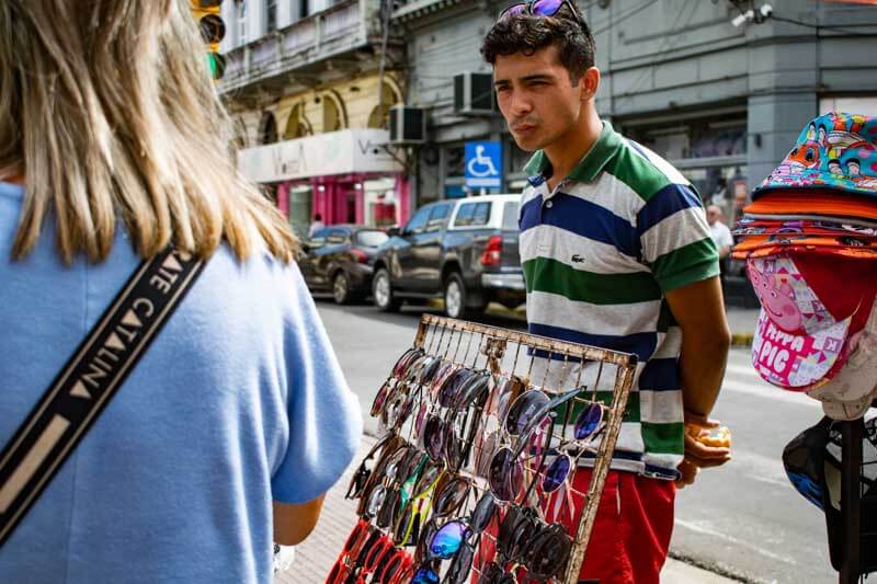 Esta medida afectaría especialmente a mujeres y jóvenes de sectores populares, quienes podrían perder la posibilidad de formalizar su trabajo y acceder a programas de apoyo económico, como la obra social y la tarjeta Alimentar.