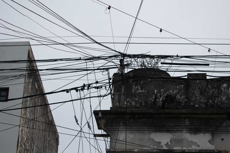 El organismo distribuidor correntino informó que el colapso se produjo ayer a las 14.14, cuando se registró una caída generalizada de tensiones en toda el área, alcanzando a las provincias de Chaco y Formosa. Teniendo en cuenta que el Servicio Meteorológico Nacional advirtió sobre las temperaturas que seguirán siendo elevadas durante los próximos días, es fácil deducir que se replicará esta situación afectando a los consumidores.