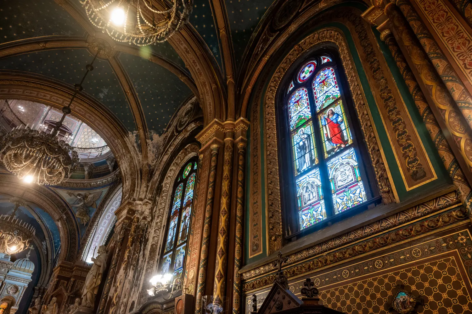 Los vitrales ocupan un lugar destacado dentro de la iglesia. La luz que atraviesa sus colores se integra con las molduras, pinturas y revestimientos que cubren buena parte de las superficies interiores.

