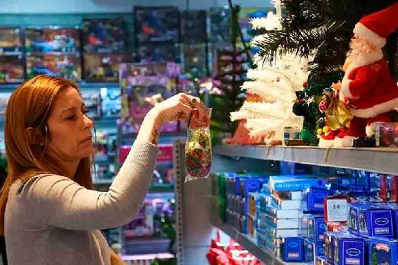 De los seis grandes sectores relevados se registraron subas en perfumería (+27,8%), calzado y marroquinería (+3,3%) e indumentaria (+1,3%). En contraste, se observaron caídas en librerías (-1,4%), equipos de audio y video, celulares y accesorios (-4%) y juguetería (-6,6%), reflejando un consumo más selectivo y enfocado en prioridades, causado por el endeudamiento acumulado y la retracción del poder adquisitivo. 