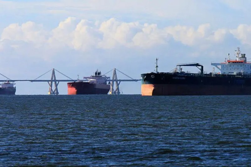 En línea con ese justificativo, la semana pasada el comando sur estadounidense, que desde agosto ha atacado a más de 30 embarcaciones, dio un giro en sus operativos en las aguas internacionales al incautar el petrolero Skipper, que transportaba crudo venezolano, y fue trasladado a un puerto de Estados Unidos para iniciar el proceso legal de decomiso de su carga. Mientras desde Caracas denuncian “piratería”, la Casa Blanca se escuda en la “política de sanciones y control de activos vinculados a actividades ilícitas”.