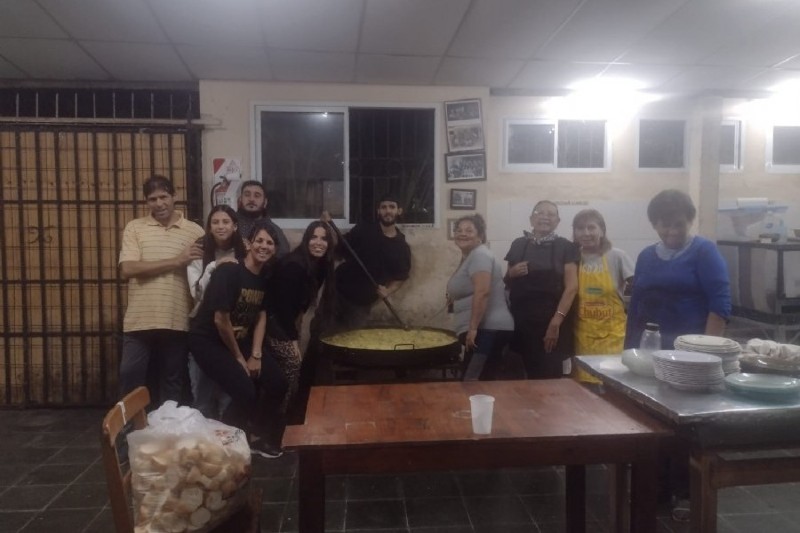 Los voluntarios integrantes de la entidad, nacida en 2003, detallaron que los alimentos que solicitan son para brindar un agasajo a las personas en situación de calle, principalmente los que semanalmente reciben asistencia (merienda o cena), y son: pan de hamburguesas, medallones de carne, lechuga, tomate, aderezos, mayonesa, budines, pandulces y gaseosas.