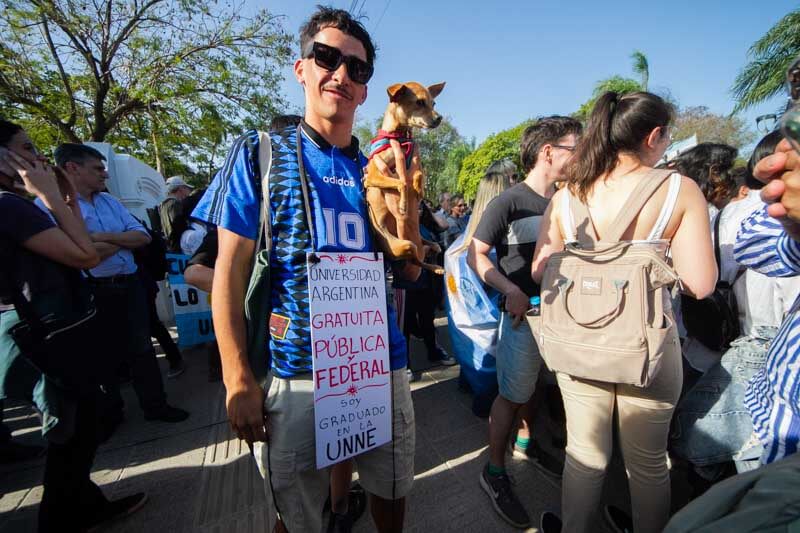 En la movilización hubo un ambiente de unidad y apoyo mutuo, con la participación activa de estudiantes que acudieron acompañados de amigos, conocidos, compañeros y hasta mascotas.