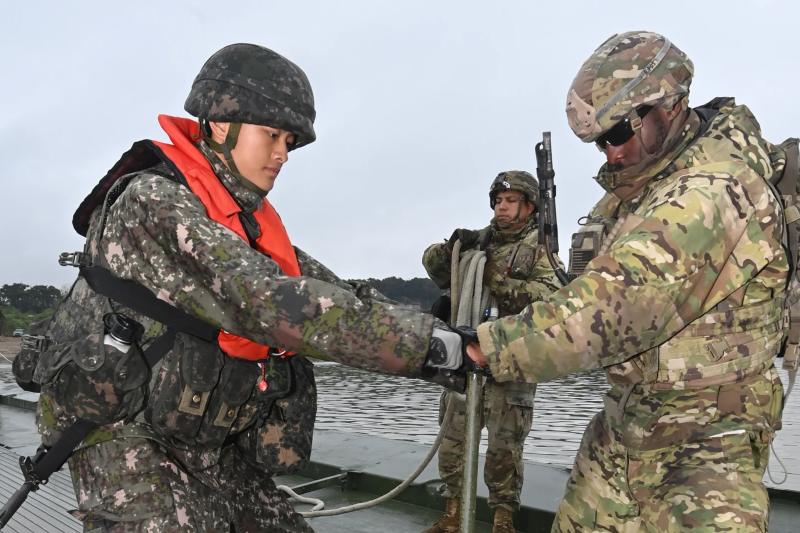 Los trascendidos solo han sido confirmados por los oponentes principales de Rusia y Norcorea, que se suman a los rumores de coreanos disfrazados de soldados en el frente, y es el terreno propicio para una escalada beligerante que puede extenderse en forma global.