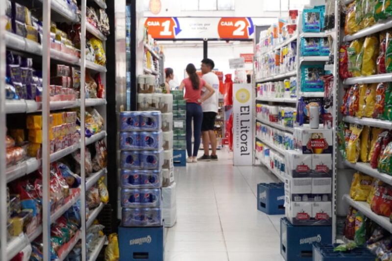 Para cubrir únicamente la alimentación básica la misma familia precisó $439.554,43 (canasta alimentaria). El informe detalla que, en comparación con el mes anterior, ambas canastas sufrieron un aumento del 2,95%, lo que significó $28.737,37 adicionales para cubrir la total y $12.604,11 extras solo para los alimentos básicos. La variación anual fue del 13,18% ($116.776,92), mientras que la de alimentos subió un 11,70%.