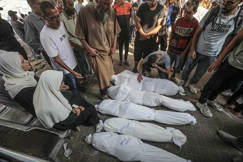 Ambos informes argumentan que el accionar israelí encuadra en el artículo 2c de la Convención sobre el Genocidio y responsabilizan también a los aliados occidentales por facilitar la ofensiva. PHR documentó un ataque prolongado al sistema de salud gazatí, que según su director, Guy Shalev, evidencia una intención clara de exterminio. El número de muertes en Gaza se acerca a las 60.000 personas —más del 2,5% de la población previa a la guerra—, cifra que, sumada a declaraciones genocidas de funcionarios israelíes, refuerza el argumento de que se trata de un crimen de Estado. Mientras tanto, el gobierno de Israel niega las acusaciones y justifica su accionar como defensa legítima frente al ataque de Hamás del 7 de octubre de 2023.