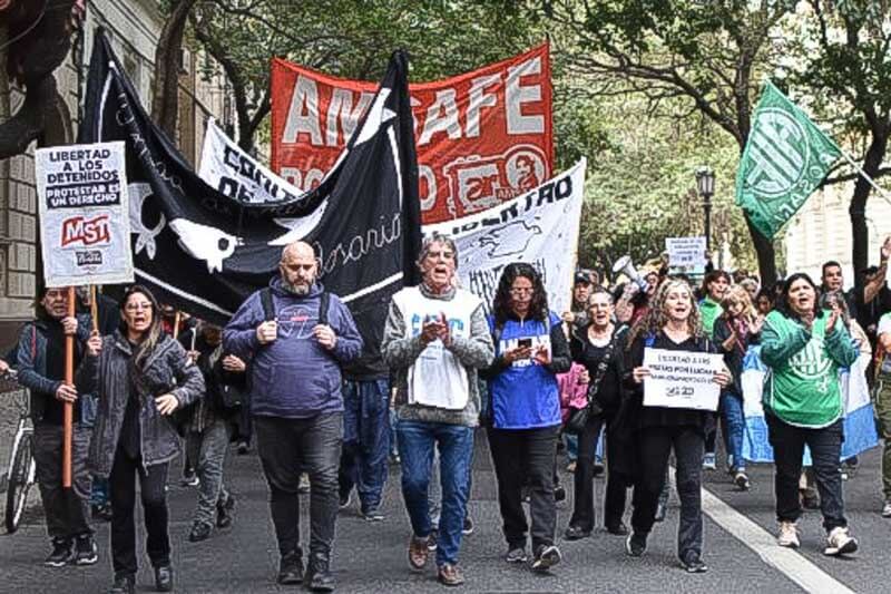 Por orden de la jueza María Servini habían dejado en libertad a 17 de los detenidos durante las escaramuzas, pero todavía quedan 16 encarcelados, procesados y acusados de terroristas por el fiscal Carlos Stornelli, quien planteó a la Cámara de Apelaciones que detuvieran nuevamente a los manifestantes.