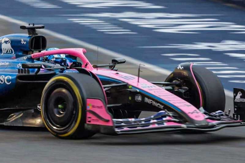 El circuito urbano de Bakú vivió una jornada intensa con seis banderas rojas, múltiples golpes contra los muros y apenas tres tiempos registrados a falta de dos minutos para el final. La acumulación de incidentes afectó a varios pilotos y alteró la expectativa de la clasificación.

En medio del caos, Max Verstappen logró quedarse con la pole position en los segundos finales.