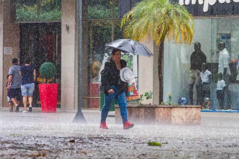 lluvia-ciudad-gente-paraguas-clima-paraguas
