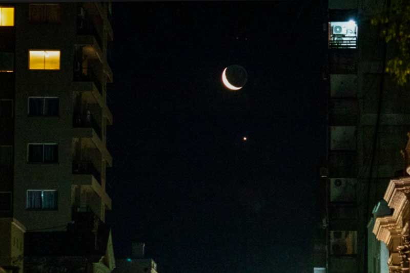 Hacia finales de mes, Mercurio y Saturno aparecerán en el horizonte, completando la conjunción planetaria. El 28 de febrero, los siete planetas del Sistema Solar se alinearán, con cinco visibles a simple vista y dos con telescopio. Este fenómeno, no ocurre todos los años y podrá ser observado incluso desde ciudades con contaminación lumínica, ofreciendo un espectáculo astronómico imperdible.