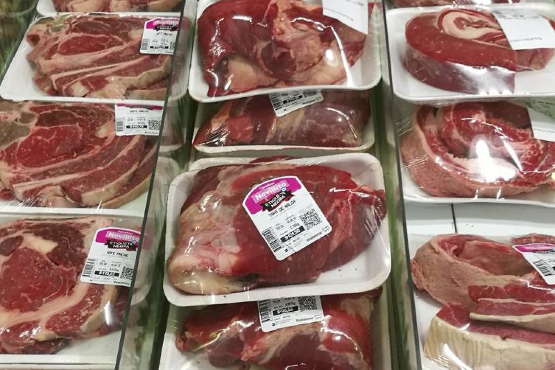 El Instituto de Promoción de la Carne Vacuna Argentina (IPCVA) precisó que el valor promedio del kilo se ubicó en $12.061 (cortes más comprados). Los aumentos más importantes se aplicaron en osobuco (9,4%), carnaza (8,1%), roast beef (7,9%), peceto (5,1%-$14.664) bife ancho (4,9%) y colita de cuadril (3,3%-$14.634), y los precios más altos se observaron en lomo ($17.232).