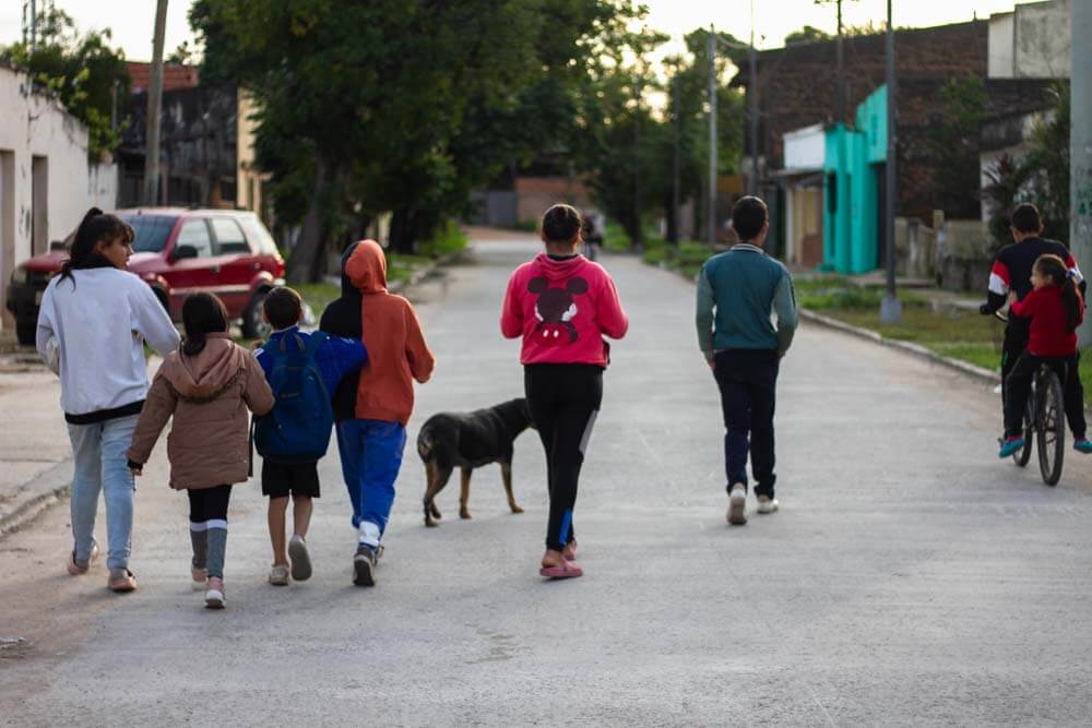 Muchos niños obtienen sus desayunos y almuerzos en las escuelas. No comparten la mesa en familia, recorriendo el barrio en busca de alimento, con mochilas vacías que llenarán con lo recaudado de una tarde de búsqueda casi mendigante.