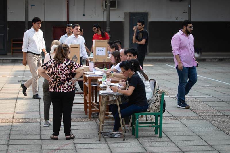 En algunas escuelas los votantes se sorprendieron al encontrar sus mesas electorales ubicadas en lugares inusuales, como 