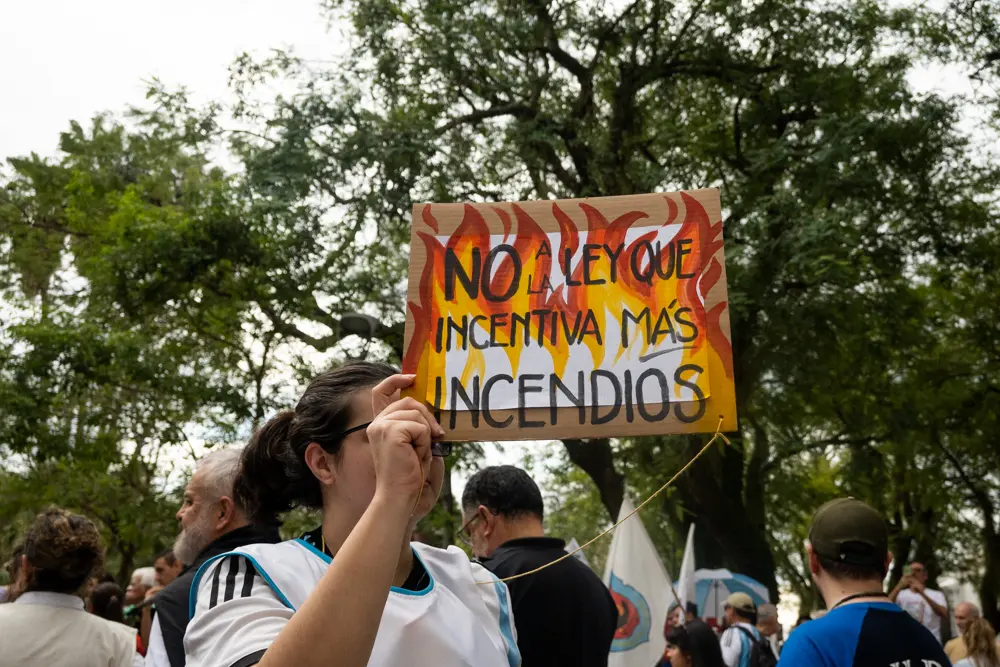 Los primeros carteles sintetizaron uno de los ejes de la movilizaci&oacute;n: la defensa del territorio frente a las reformas impulsadas. Las consignas, elaboradas de forma artesanal, acompa&ntilde;aron toda la jornada como una expresi&oacute;n colectiva.
